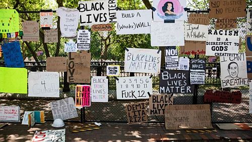 Image: PGrabby's White House BunkerBoy barrier turned into a memorial wall for police murder victims...