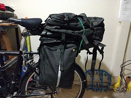 The rather clumsy fit of the seat bag and big backpack on top of the trunk bag shows that bikepack mode needs a better gear selection...
